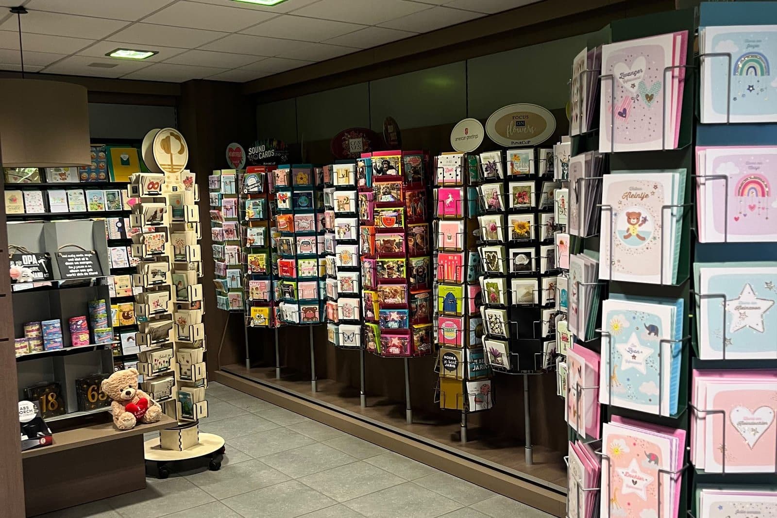 De kaartenrekken en schappen binnen in de winkel