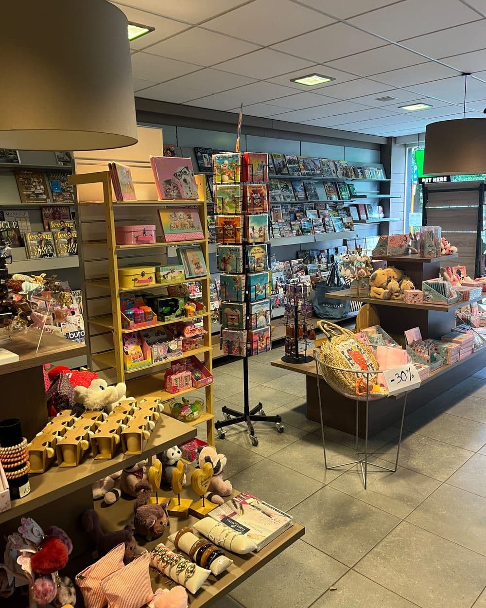 Schappen met knuffels en kleine cadeaus